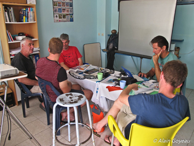 Ambiance studieuse autour d'Adrien.