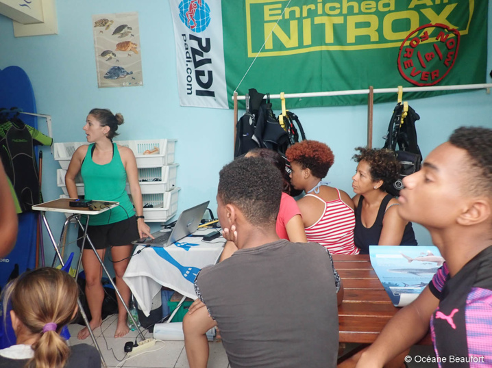 Présentation des requins de Guadeloupe par Océane Beaufort avant la randonnée subaquatique.