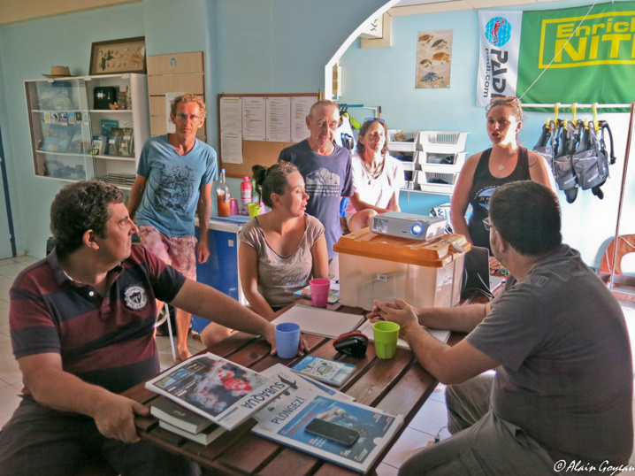 Intervention de Julie de Mon Ecole ma Baleine lors d'un cours théorique de biologie. Intervention de Julie de Mon Ecole ma Baleine lors d'un cours théorique de biologie.