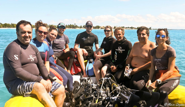 Une équipe joyeuse, sous un soleil radieux. Une équipe joyeuse, sous un soleil radieux.