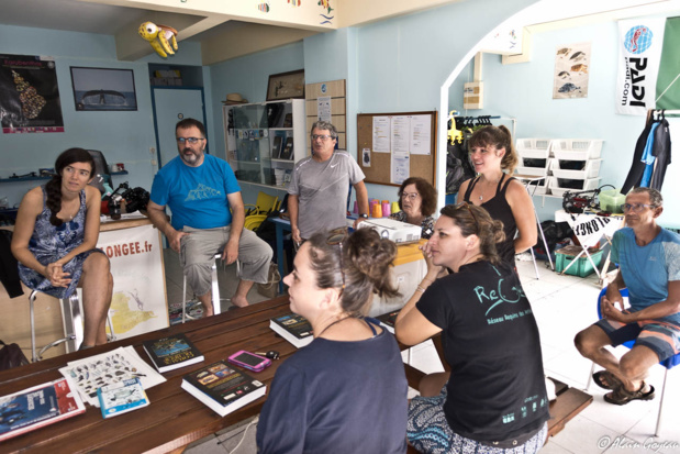 Plongeurs attentifs aux explications de Mélodie. Plongeurs attentifs aux explications de Mélodie.
