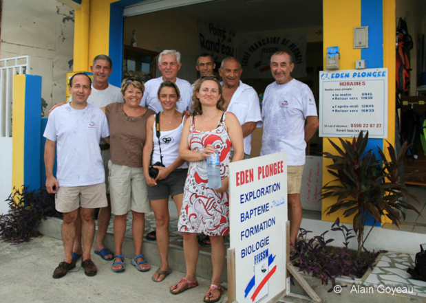 Devant le Club Eden Plongée, Alain Foret, André Fabregoul, Michel Metery, Albert Falco.