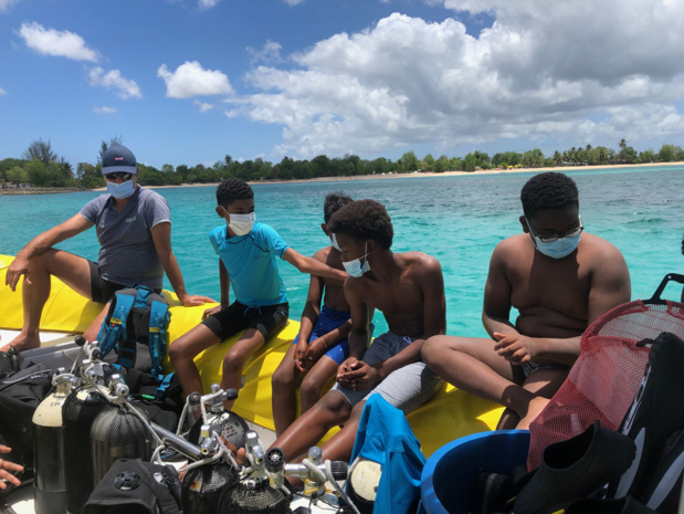 Briefing avant la découverte du monde sous-marin. Briefing avant la découverte du monde sous-marin.