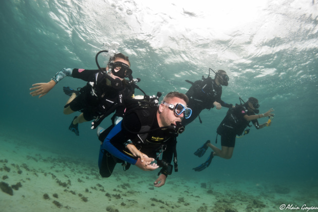 Chaque moniteur prend un élève pour un baptême en toute sécurité. Chaque moniteur prend un élève pour un baptême en toute sécurité.