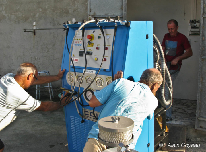 Mise en place du compresseur Nitrox dans le local Eden Plongée. Mise en place du compresseur Nitrox dans le local Eden Plongée.