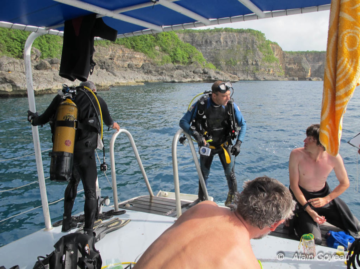 Les plongeurs de la mission Karubenthos prêts à s'immerger au pied des falaises de la Gerande Vigie en Guadeloupe. Les plongeurs de la mission Karubenthos prêts à s'immerger au pied des falaises de la Gerande Vigie en Guadeloupe.