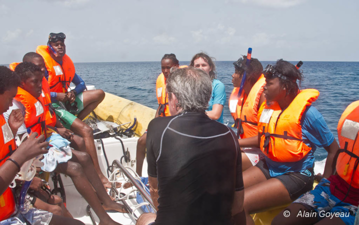 Bernard Vicens de l'association PREPASUB explique aux élèves ce qu'ils vont découvrir. Bernard Vicens de l'association PREPASUB explique aux élèves ce qu'ils vont découvrir.
