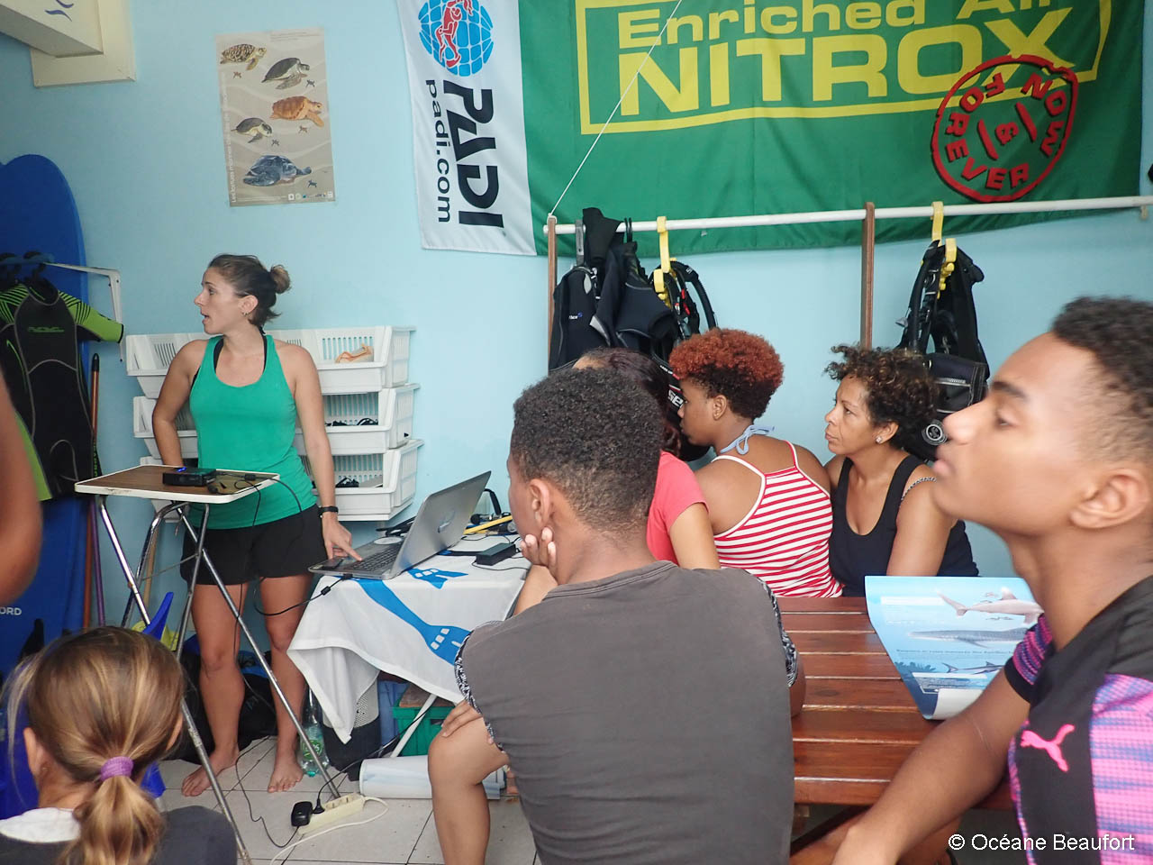 Présentation des requins de Guadeloupe par Océane Beaufort avant la randonnée subaquatique.