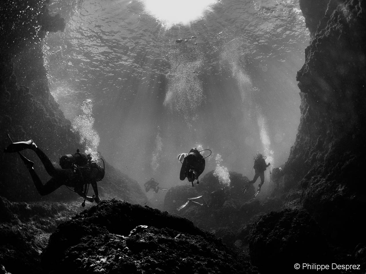 L'entrée de la Grotte Amédien est large.