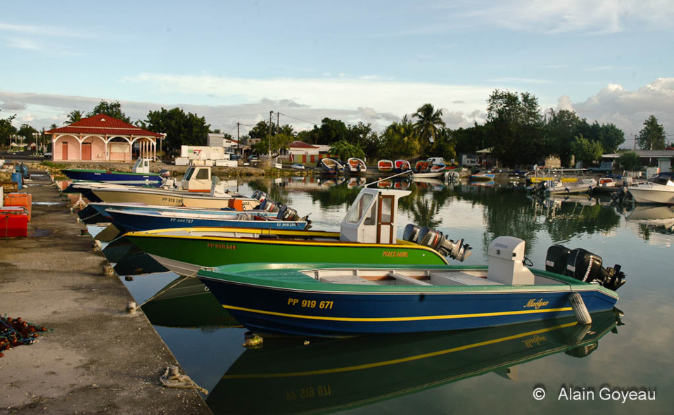 En 2000, il y avait de trés nombreuses Saintoises dans le port de Port-Louis.