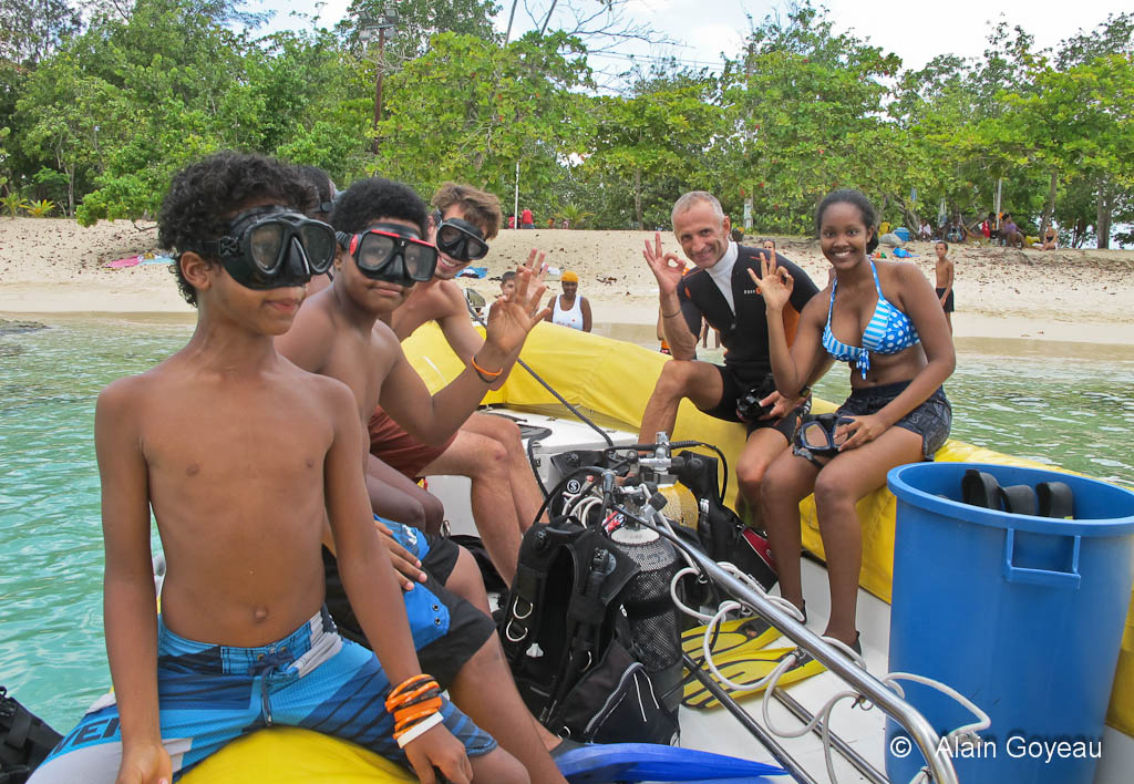 Après la théorie, la pratique ! Les enfants, dès 8 ans, accompagnés par un moniteur, découvrent la plongée sous-marine.