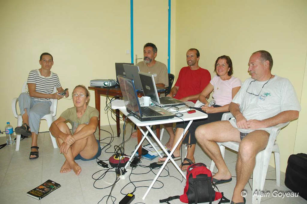 Les stagiaires écoutent avec attention les conseils de Luc.