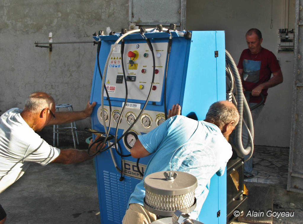 Mise en place du compresseur Nitrox dans le local Eden Plongée. Mise en place du compresseur Nitrox dans le local Eden Plongée.