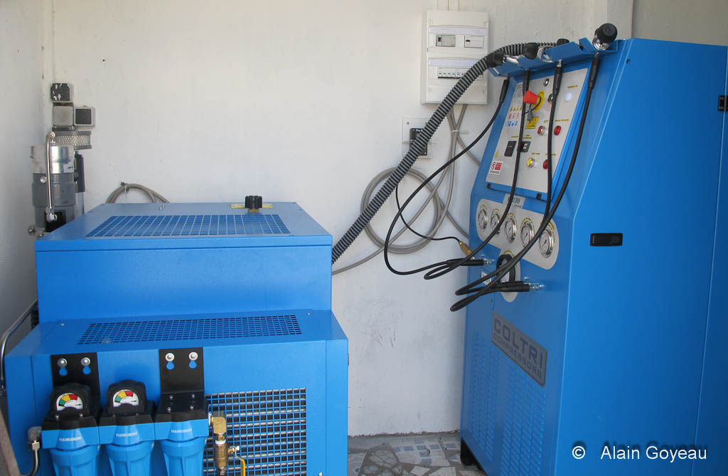 La station Nitrox se compose d'une station de production d'oxygéne et d'un compresseur classique. La station Nitrox se compose d'une station de production d'oxygéne et d'un compresseur classique.