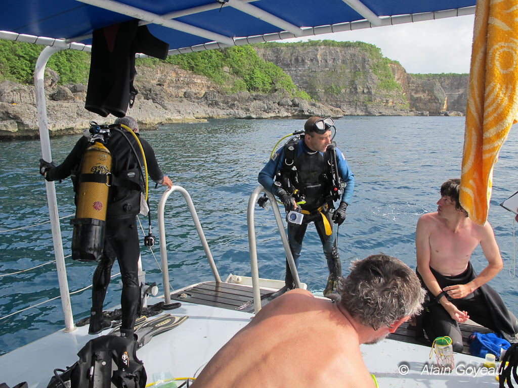 Les plongeurs de la mission Karubenthos prêts à s'immerger au pied des falaises de la Gerande Vigie en Guadeloupe. Les plongeurs de la mission Karubenthos prêts à s'immerger au pied des falaises de la Gerande Vigie en Guadeloupe.