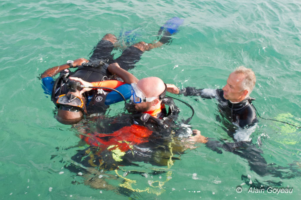 Formation RIFAP. Le plongeur accidenté est tracté jusqu'au bateau.