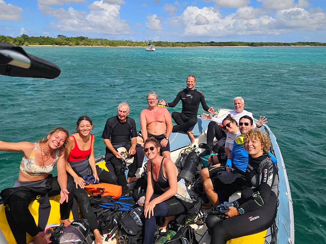 les stagiaires en formation Biologie sous-marine – Nolwenn, Marie, Marine, Farah, Florence, Alexander et Guillaume avec leurs encadrants : Philippe, Didier et Alain.
