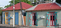 Les cases en bois aux couleurs chatoyantes sont typiques de la Grande Terre.