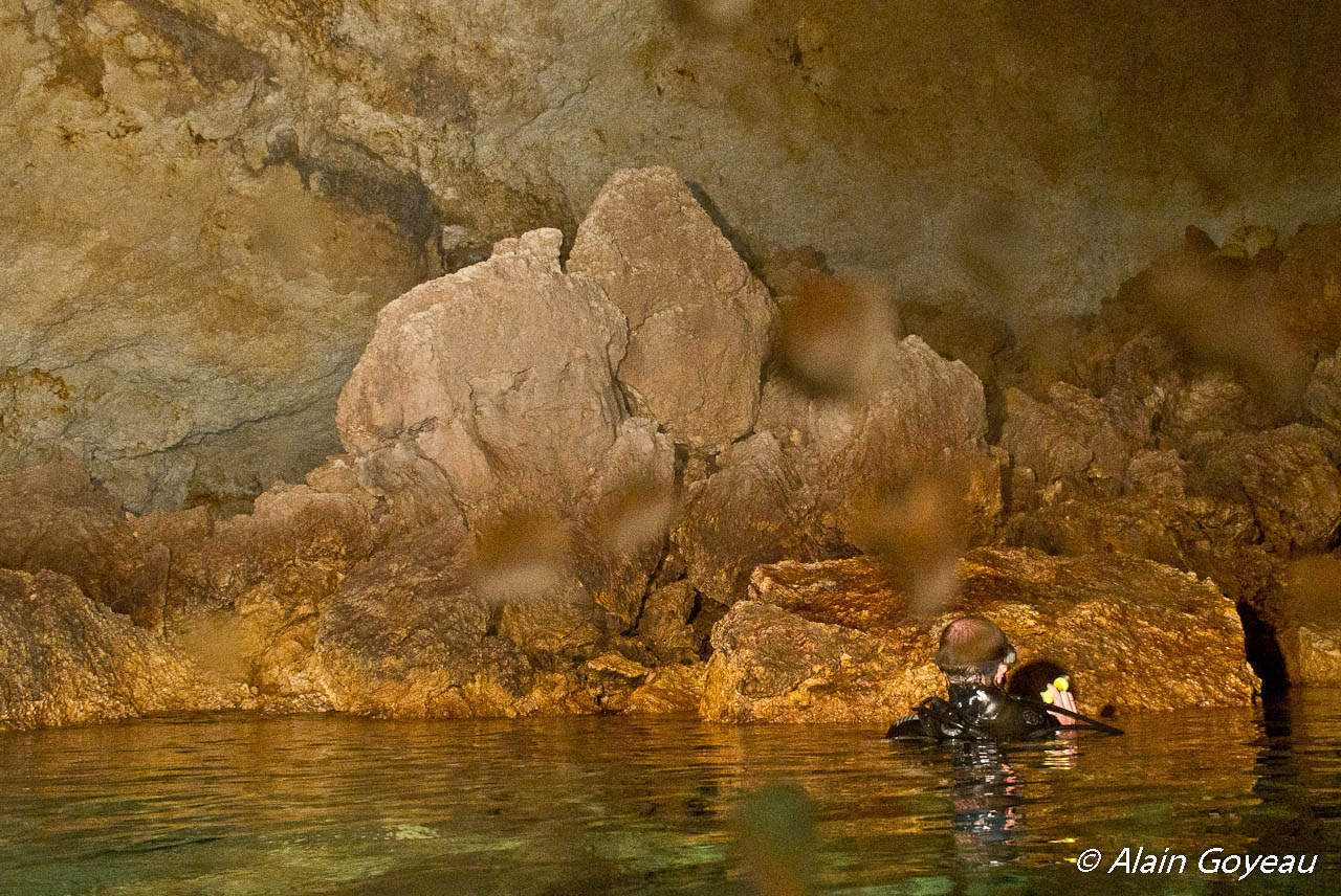 Ambiance "spéléo" dans une poche d'air dans la "Grotte Amédien".