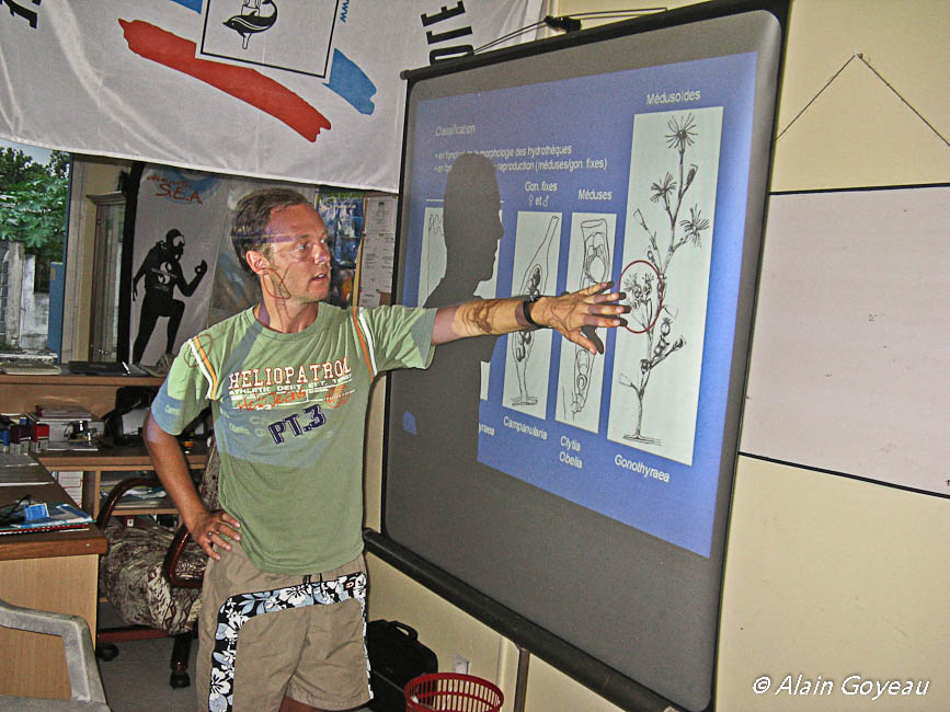 Intervention lors d'un stage de biologie d'Horia GALEA un scientifique spécialiste des hydraires.
