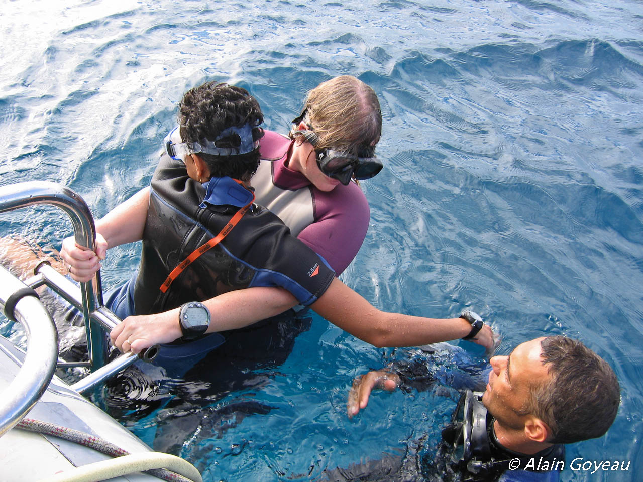 Technique de hissage de l'accidenté à bord du bateau par l'échelle.