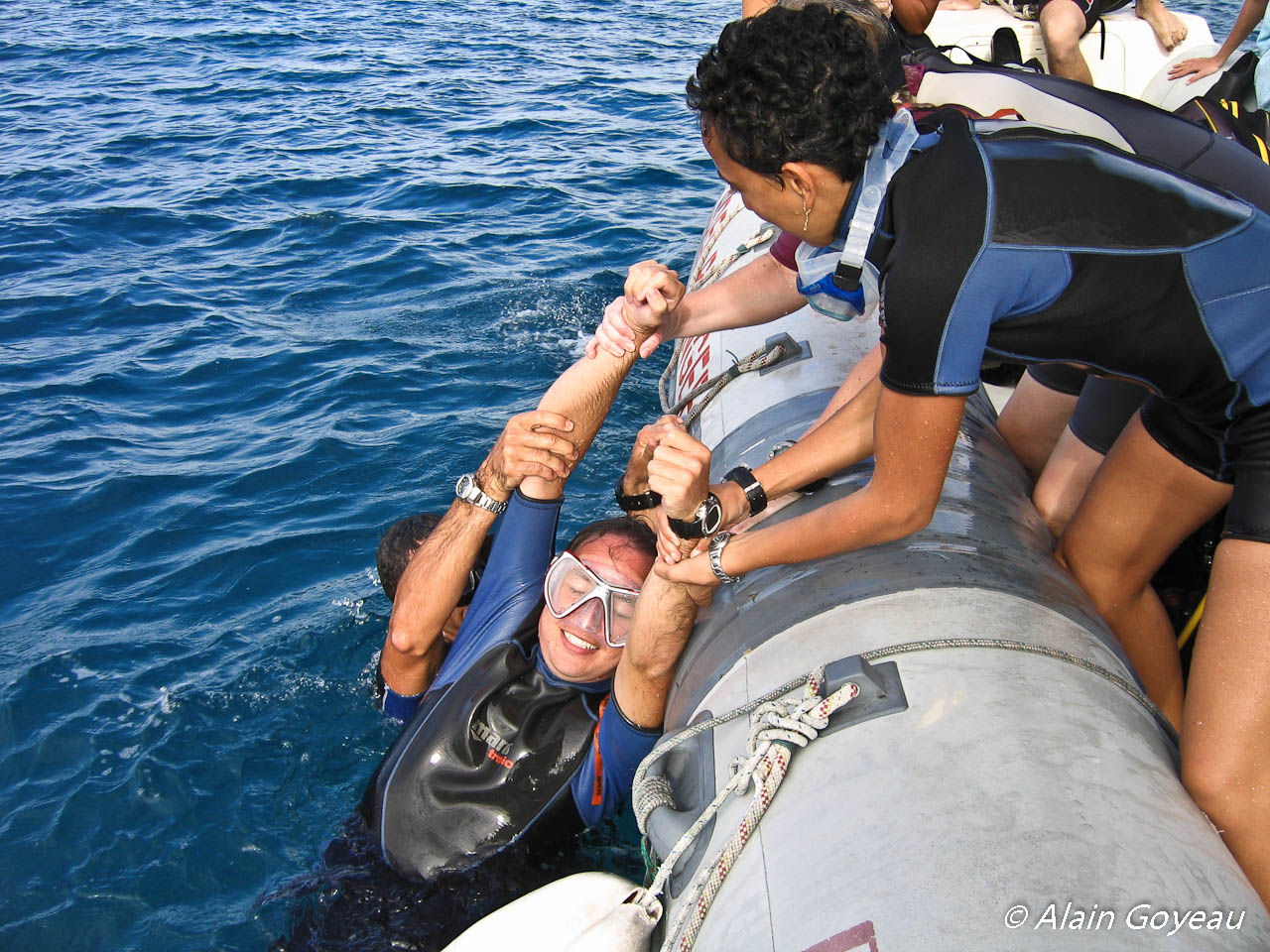 Autre technique de hissage,on remonte la vistime dos au bateau