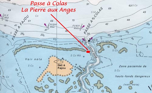 La Passe à Colas est située en bordure de l'Ilet Fajou dans le Parc National de Guadeloupe.