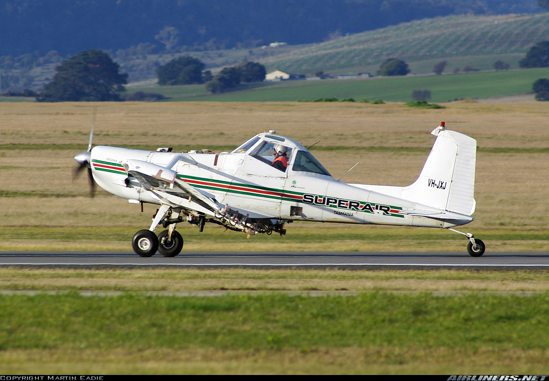 Le Cessna 188 est utilisé pour l'épandage aérien.