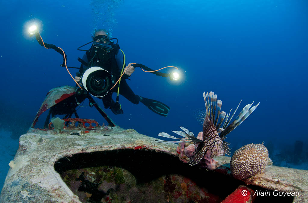 Le photographe et le Poisson Lion sur l'Epave du Cessna. Port Louis Guadeloupe.