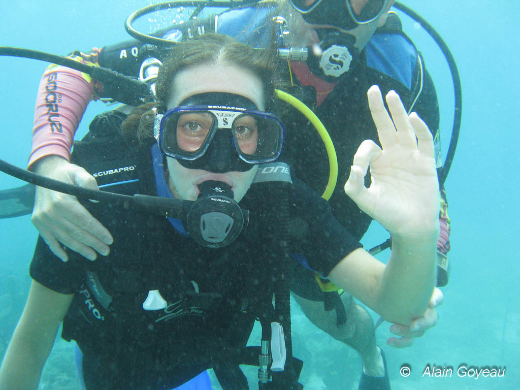Le moniteur vous guide lors de vos premiers coups de palmes. Le moniteur vous guide lors de vos premiers coups de palmes.
