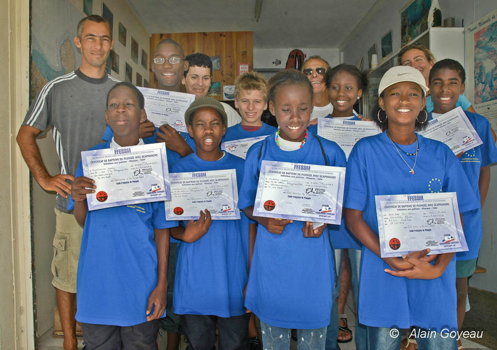 Les nouveaux "baptisés" arborent fièrement leur diplôme de plongée.