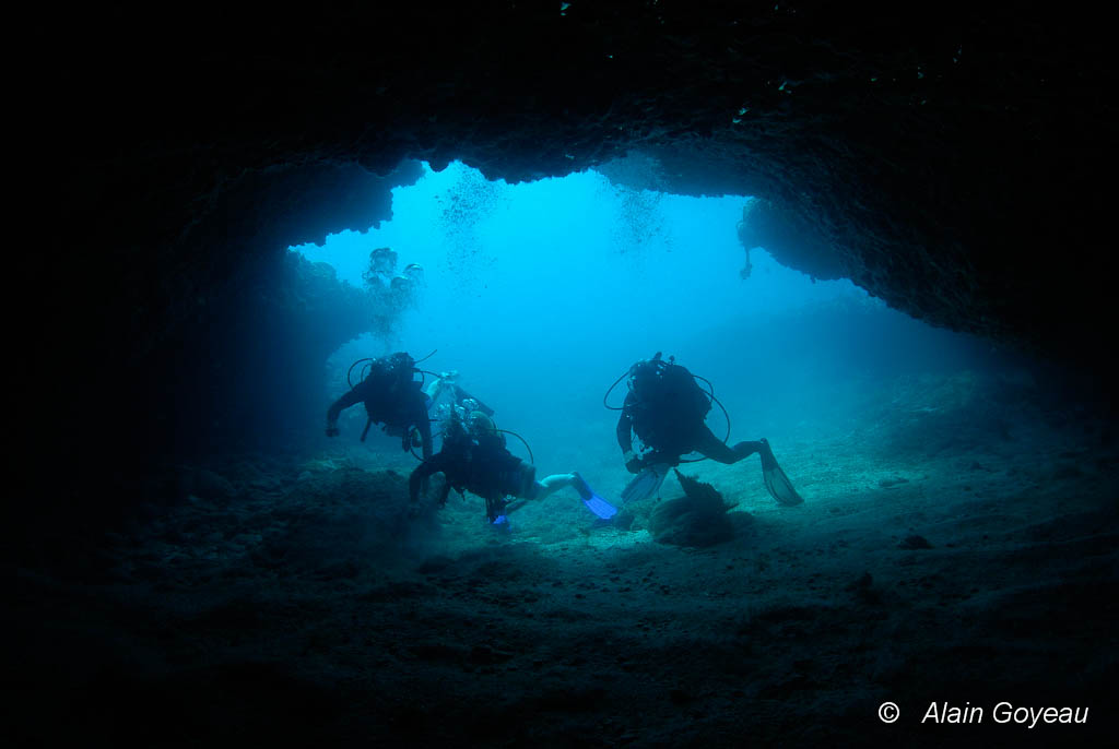 Certaines grottes, comme la Grotte aux Barracudas est réservée aux plongeurs expérimentés.rvés aux