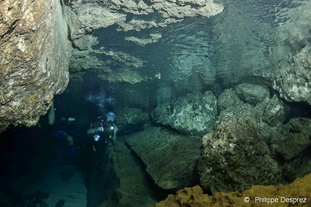 Ambiance spéléo en plongée dans la grotte Amédien.