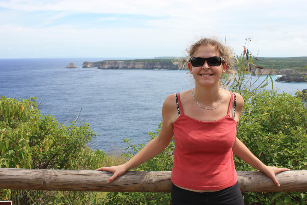Manuela, si elle ne plonge pas, elle observe les baleine depuis les falaises.